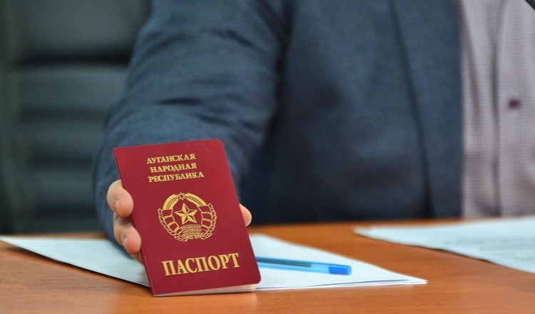 Плотницкий решил снова позаискивать перед Путиным: в "ЛНР" готовятся к вручению "паспорта" "республики" любимчику президента РФ