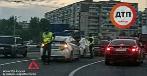 Киевские патрульные полицейские попали в двойное ДТП: скандальные подробности