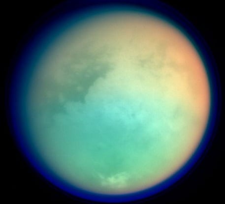 NASA опубликовало новые фото Титана