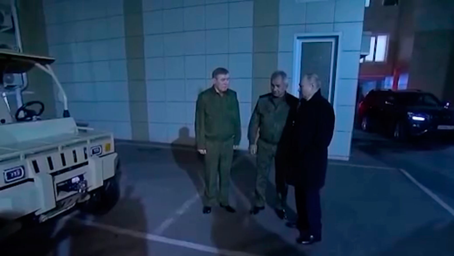 Шойгу та Герасимов презентували Путіну новинку "військової техніки" – китайський мотопозашляховик, кадри
