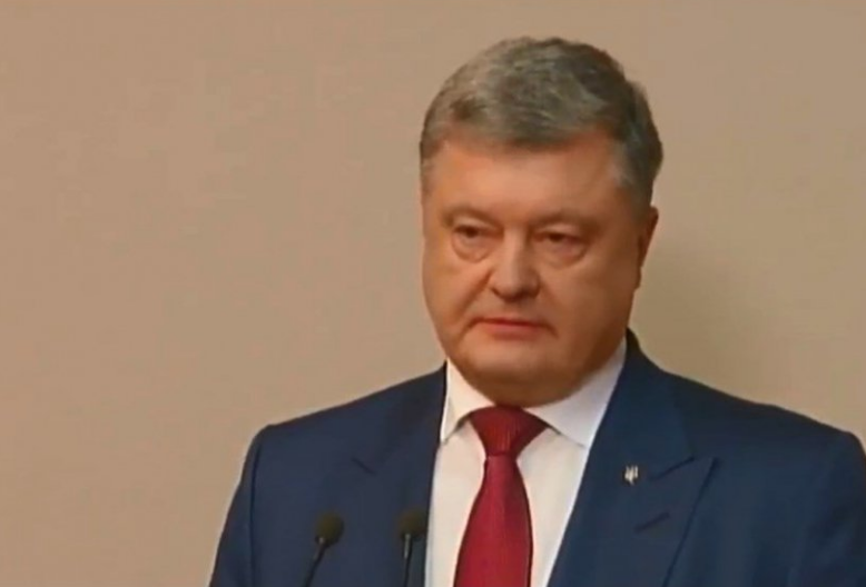 Порошенко своими глазами видел "зеленых человечков" в Крыму - президент дал показания по делу Януковича в суде - кадры