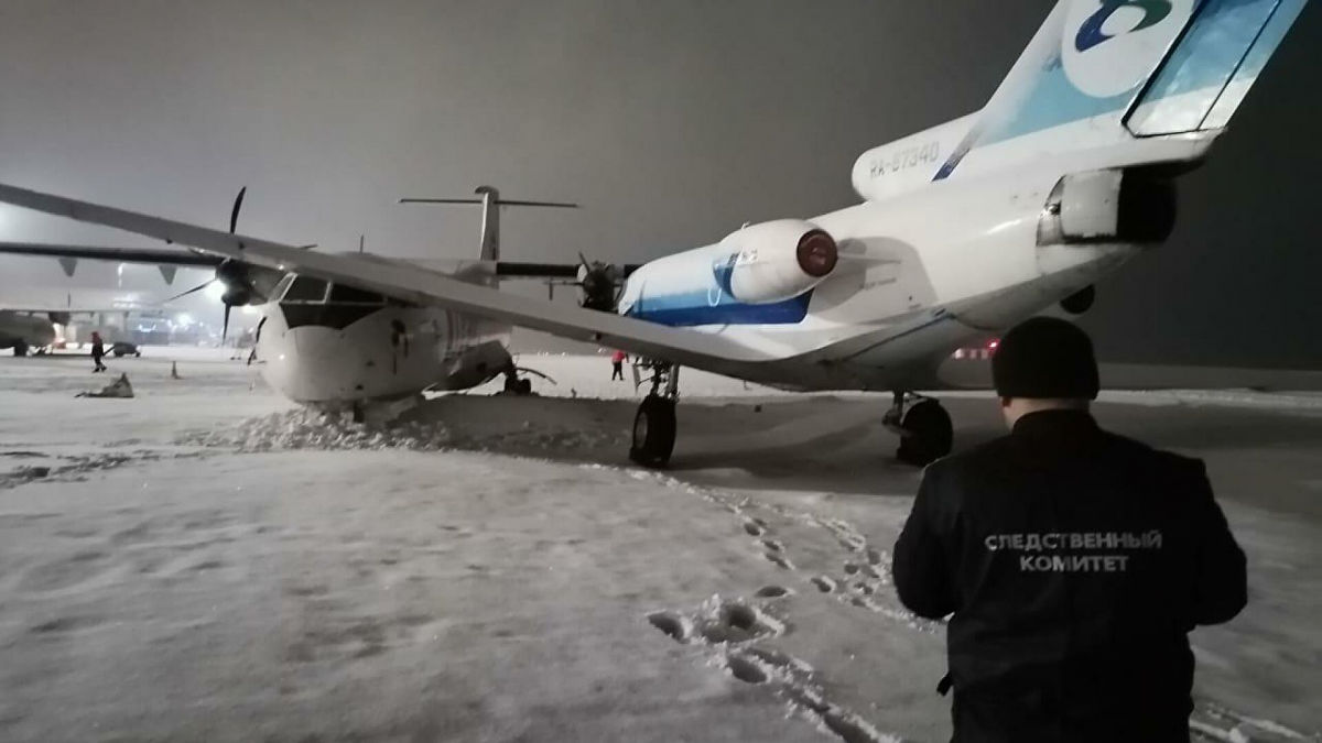В аэропорту российского города Сургута потерпели крушение сразу два самолета