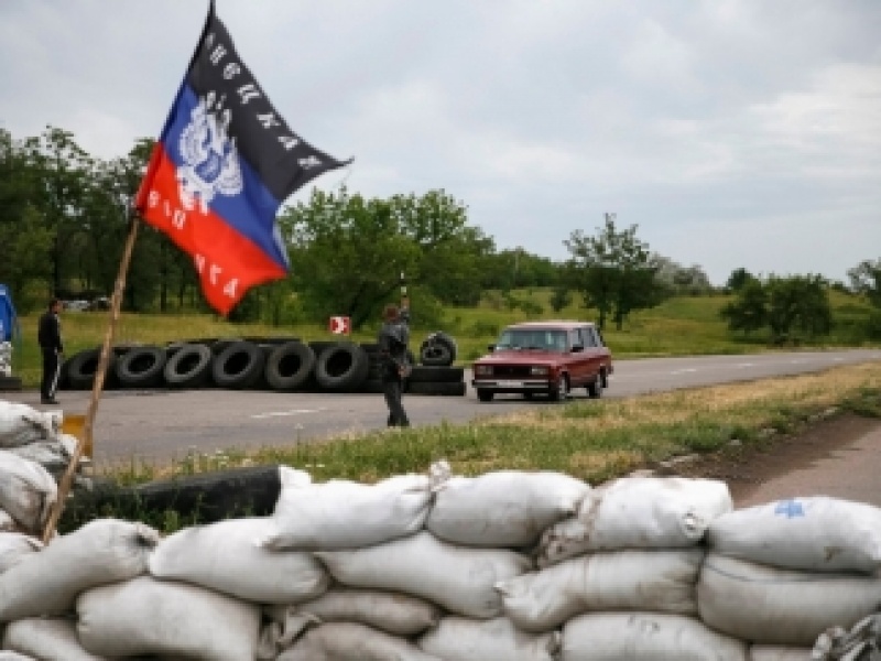 На выезде из Донецка бушует пожар: идет ожесточенный бой