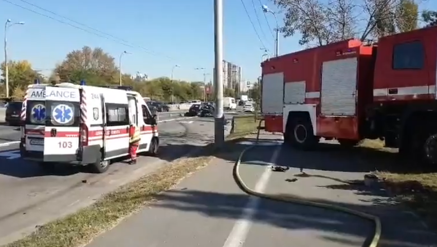 Погибшие застряли в авто, выживший пассажир лишился ног: в Киеве на проспекте Шухевича дикое ДТП - видео