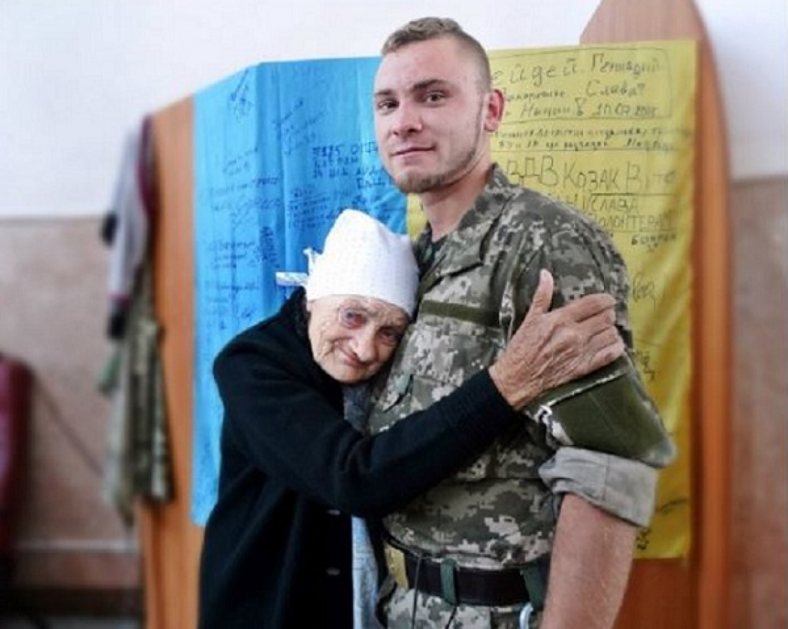 Не стало бабушки Люды, старейшего волонтера Украины: она до последнего кормила раненых в больнице в Днепре