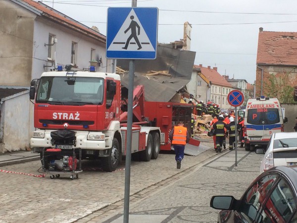 Под завалами рухнувшего жилого дома в Польше до сих пор остаются люди: опубликованы кадры разрушений, известно о погибших