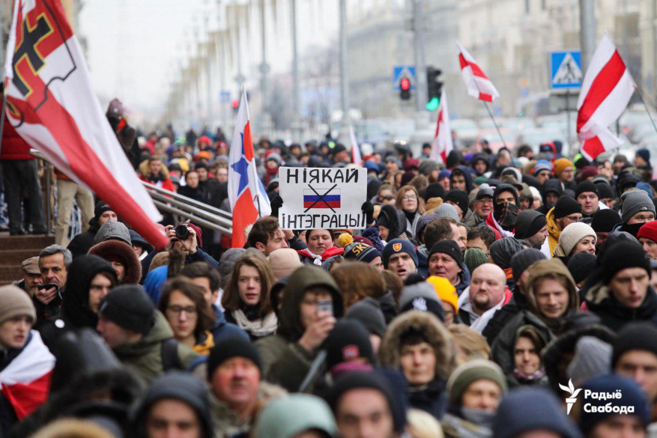 Беларусы рвут портреты Путина: Минск захлестнули массовые протесты - видео