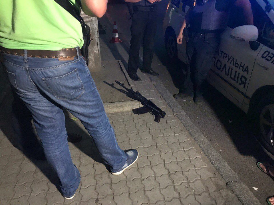 В Днепре мужчина погиб от ранения из автомата Калашникова, шестеро ранены: в области объявлен план перехвата - кадры