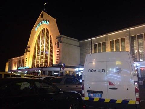 В Киеве совершено разбойное нападение на сотрудников фельдъегерской службы: у пострадавших отобрано оружие и сумки с важной документацией (кадры)