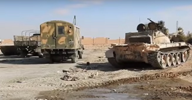Появилось видео, как силы коалиции во главе с США раздолбали в щепки российские танки, захваченные ИГИЛовцами возле Пальмиры 