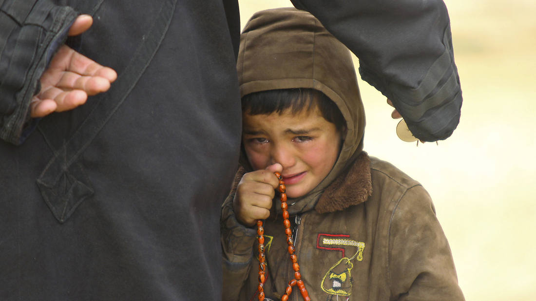 Оборванное детство: в результате авиаударов РФ плачущие сирийские дети в крови призывают всех к миру
