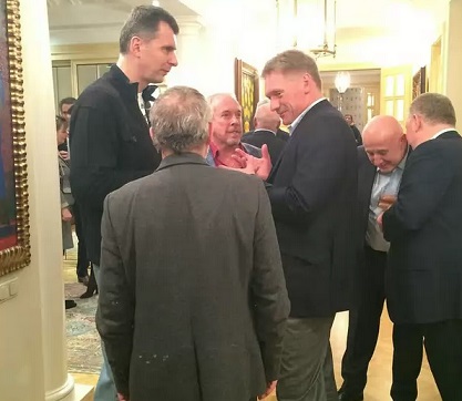 Пресс-секретарь Путина Песков, миллиардер Прохоров и певец Макаревич мило проводят свободное время в совместных беседах