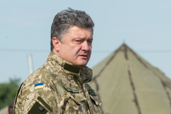 Порошенко в Новых Петровцах заявил бойцам, что не позволит грабить армию