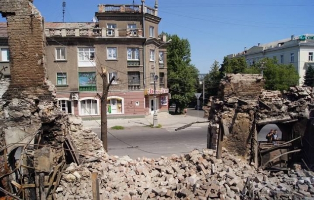 Жизнь в развалинах: "гражданам" "ЛНР" запретили покупать недвижимость за пределами "республики"