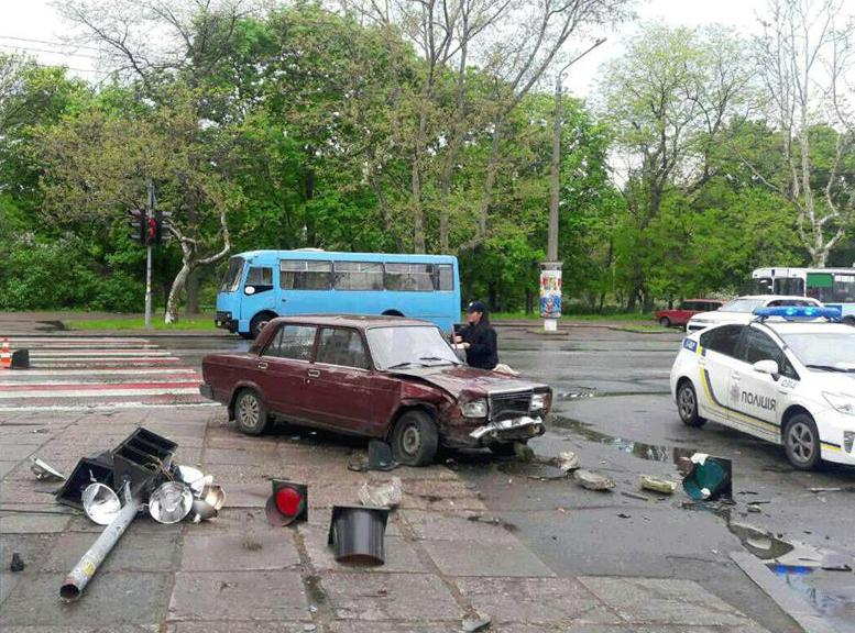 “Жигули” в Одессе “снесли” светофор и 4 пешеходов на тротуаре. Все в больнице. Фото