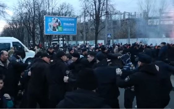 Националисты хотели остановить Порошенко в Черкассах: лидер Нацкорпуса прыгнул на авто из кортежа президента - видео