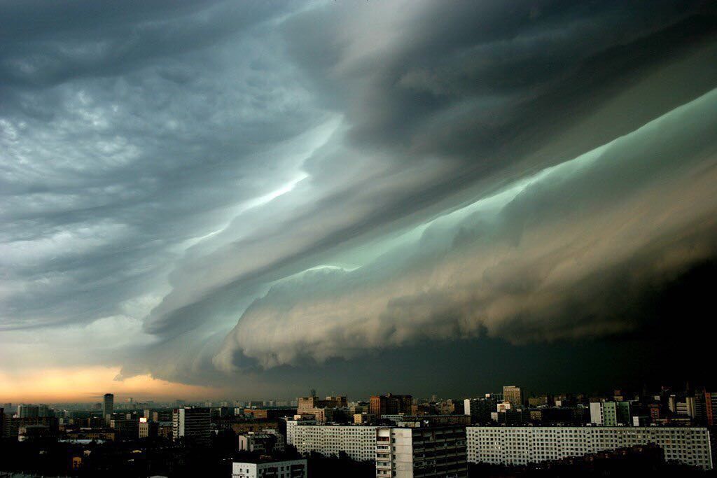 На Москву обрушился шторм и сильнейший за 69 лет ливень – вечером ожидается еще один погодный "сюрприз"