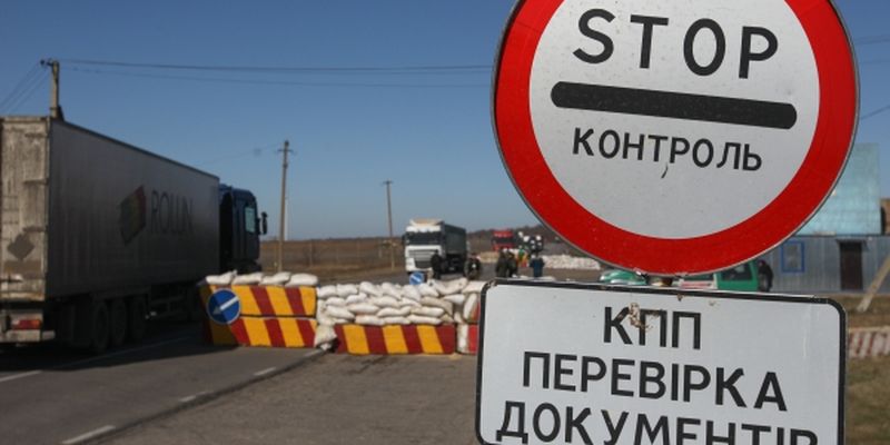 ​Кабмин Яценюка разрешил иностранцам въезд в Крым только по спецразрешениям