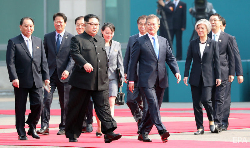 Лидеры КНДР и Южной Кореи пожали руки на границе: Ким Чен Ын объявил о "новой исторической эпохе" - кадры важнейшей встречи