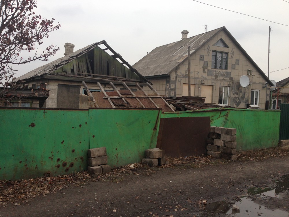 Село продолжает выживать вопреки всему: блогер Казанский показал свежие снимки из освобожденного от боевиков "ЛНР" поселка Трехизбенка (кадры)