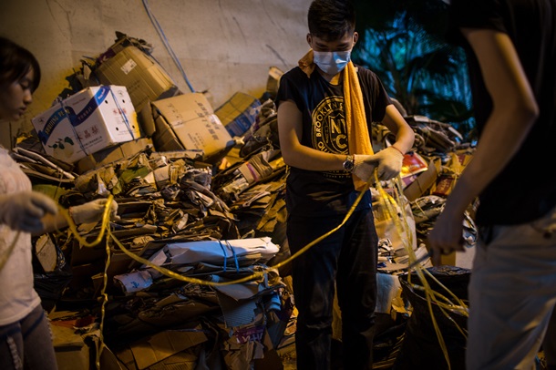 По киевскому сценарию: на Майдане в Гонконге протестующие строят баррикады