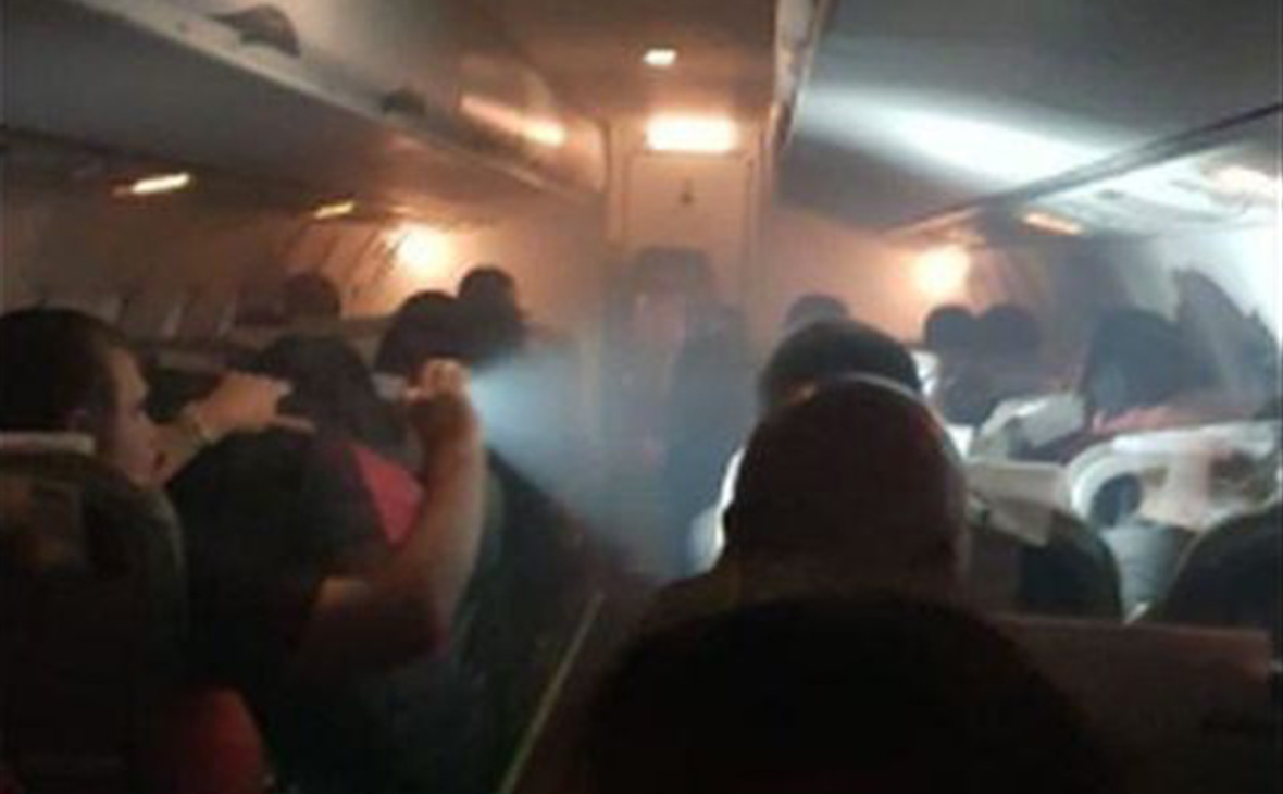 "Был хлопок, а потом дым", - на подлете к Тюмени с самолетом с болельщиками из Перу произошло ЧП