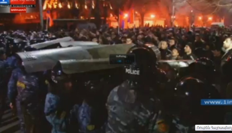 Армянский "Майдан": митингующие пытались сжечь флаг России, происходят стычки с полицией