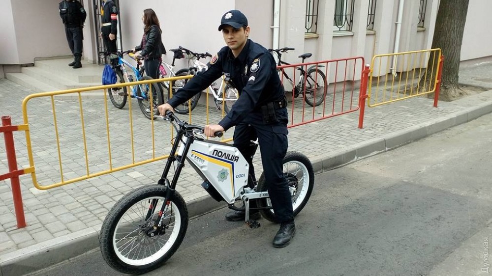 В Одессе пьяный полицейский ограбил девушку и скрылся на велосипеде
