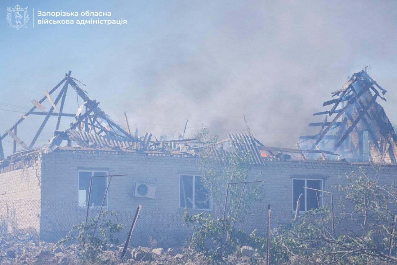 Войска РФ обстреляли село на Запорожье: повреждено 100 домов, есть раненые