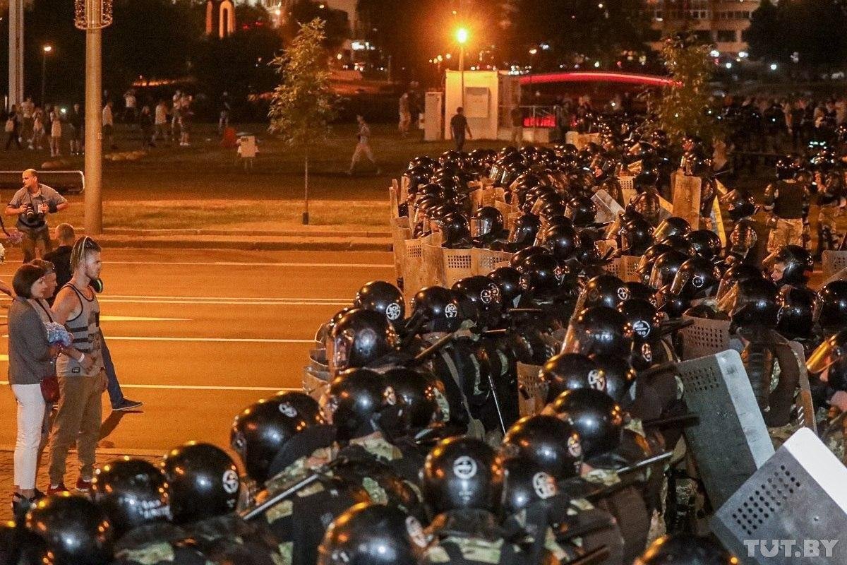 В Беларуси силовиков забрасывают "коктейлями Молотова" и начали строить баррикады 
