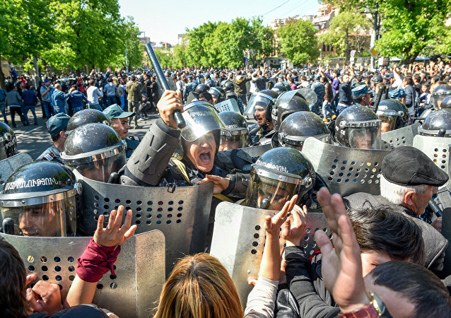 Обстановка в Ереване накалена до предела: протестующих забрасывают гранатами и сдерживают колючей проволокой – подробности и кадры 