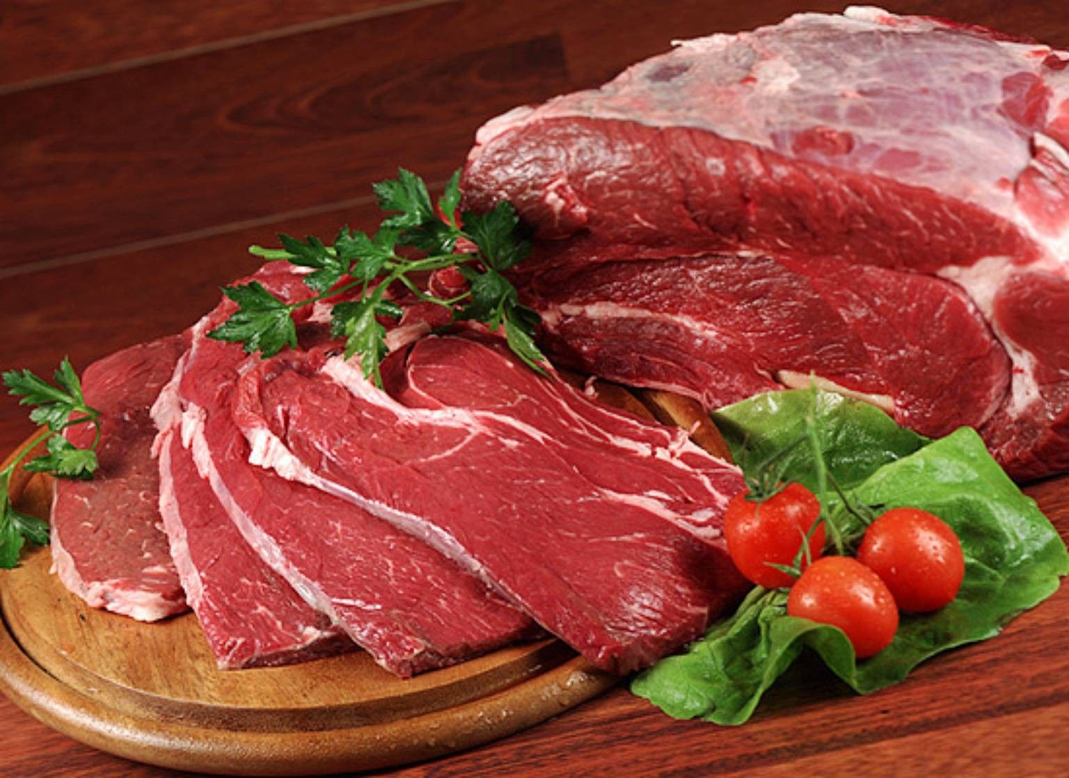 Червоне м'ясо небезпечне для здоров'я: скільки можна з'їсти та чим можна замінити