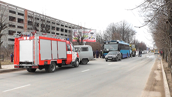 В Черновцах автокран въехал в троллейбус. Погиб пассажир