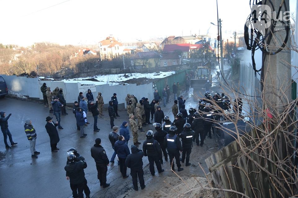 Камни, газ, дымовые шашки и горящие шины: активисты подрались с охраной стройки, которой возмущен весь район, – кадры