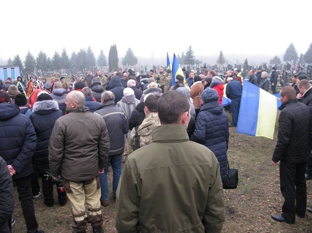 Слезы даже никто не сдерживал: в Миргороде сотни людей провожали в последний путь погибшего в зоне АТО 27-летнего Героя Александра Зубченко - кадры