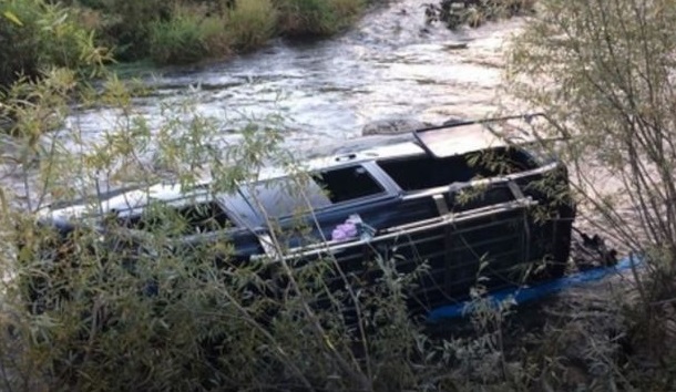 Первые кадры падения автобуса с 13 пассажирами в реку Джебь в России: водитель летел на бешенной скорости, пассажиры выжили только чудом