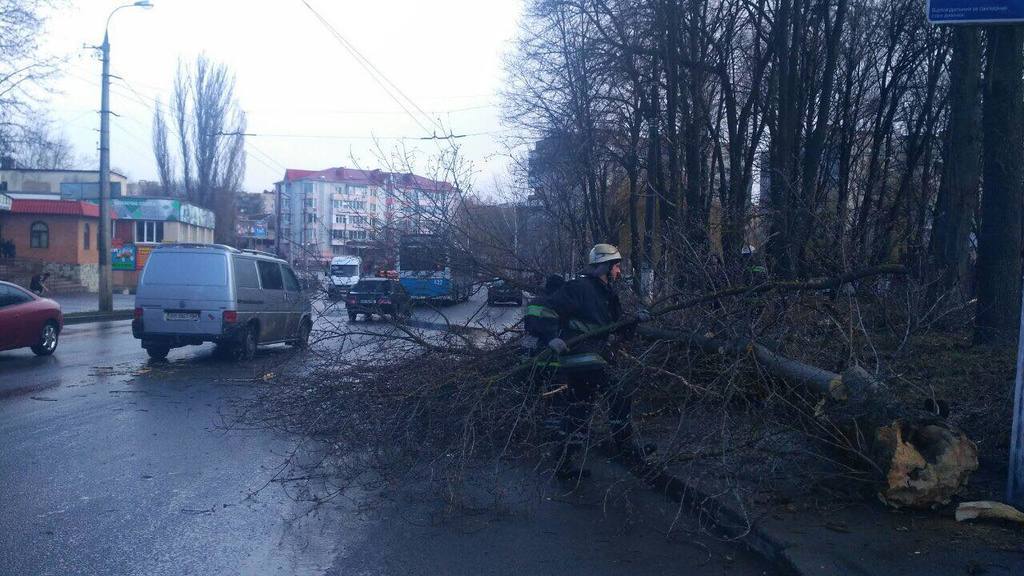 На Украину обрушился страшный ураган: погиб ребенок, много разрушений – фото последствий стихии