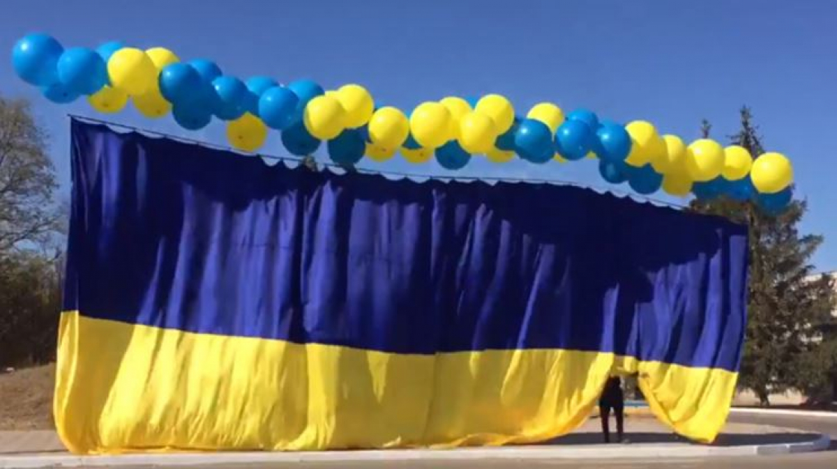 К патриотам из Луганска волонтеры отправили приятную весточку: яркий сюрприз увидели в разных точках города