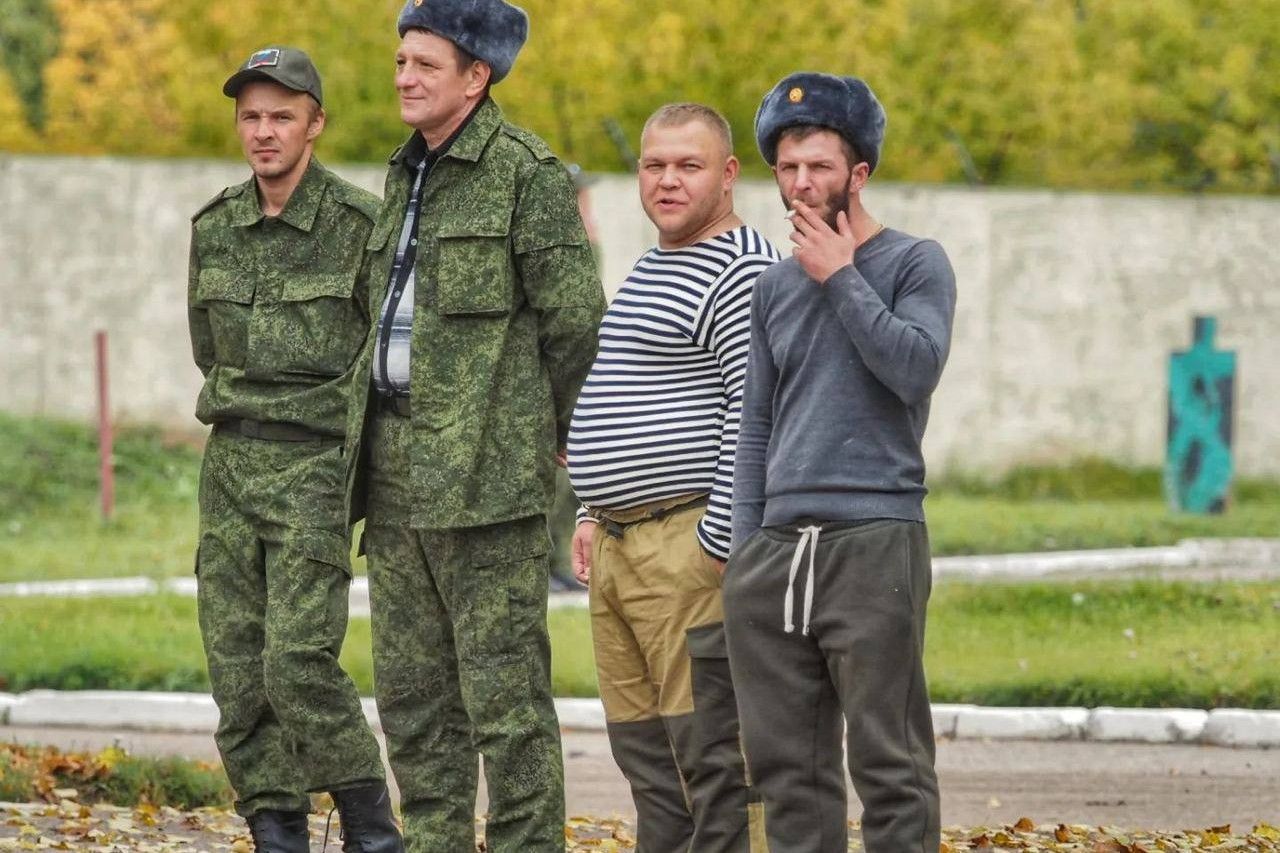 ​"Мы за тебя пошли воевать", - в Новосибирске пьяные "освободители" напали на салон оптики