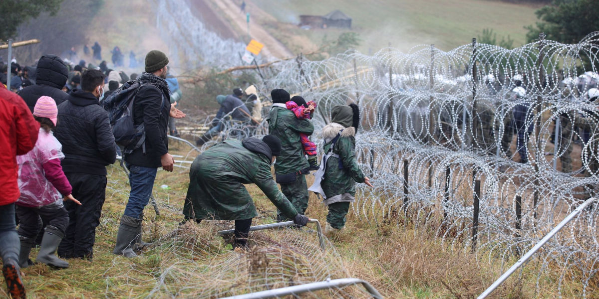 ​Опубликованы кадры, как силовики из Беларуси запугивают стрельбой беженцев на границе с Польшей