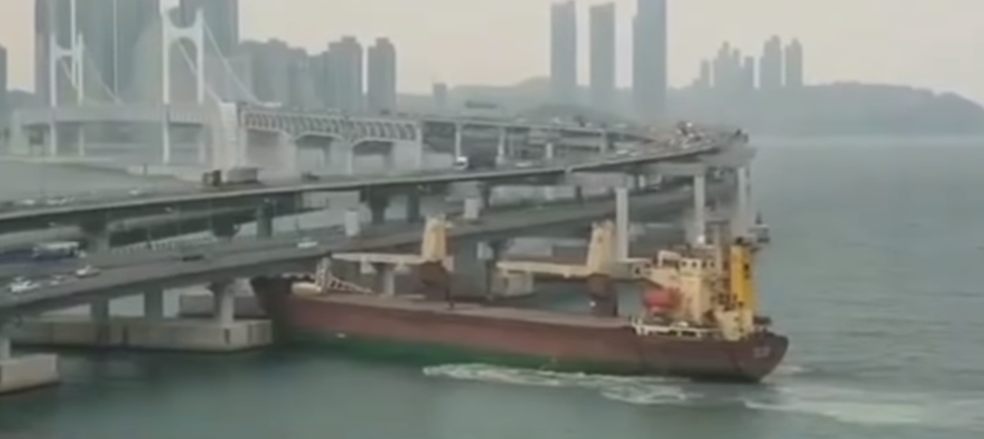 Российское судно пошло на таран моста в Южной Корее: видео инцидента