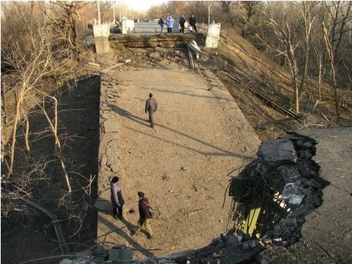 ОБСЕ: "Айдар" и "ополченцы" Луганска вместе отстраивают разрушенный мост на Донбассе