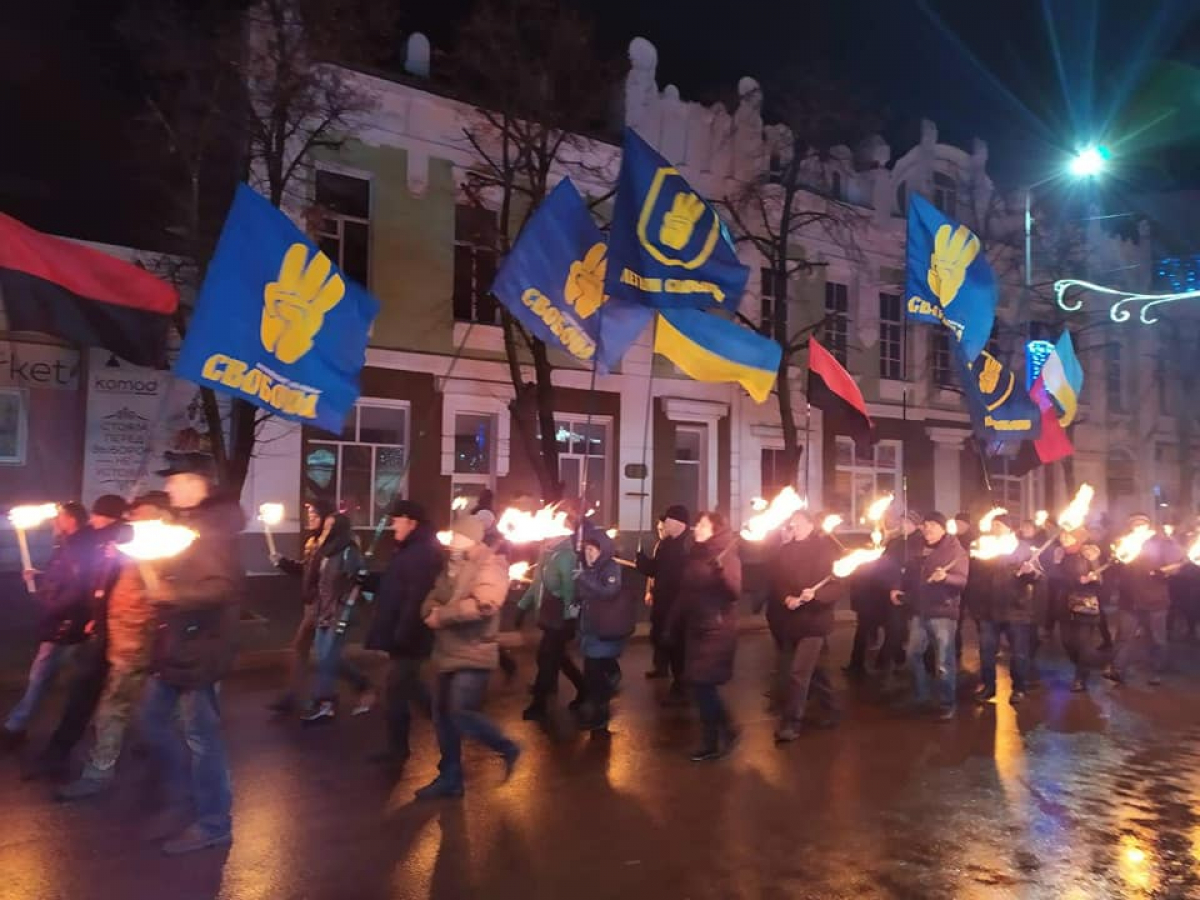 Переживший оккупацию Славянск отмечает день рождения Бандеры - кадры факельного шествия
