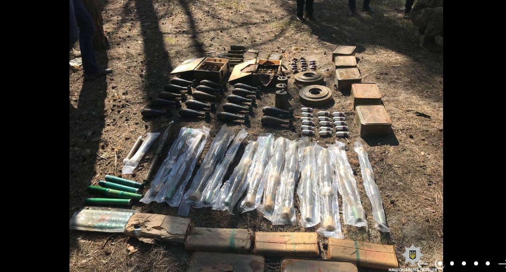 В Днепре обнаружен тайник с огромным арсеналом оружия: опубликованы фото сотен гранат и мин 