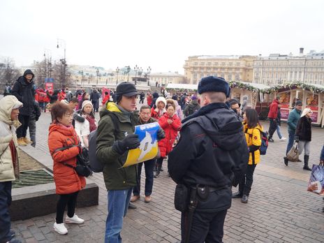 "Крым – это Украина", - в Москве активист в одиночку провел пикет против России 