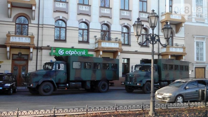 ​В Одессе митинг - к горсовету стягивают автозаки и Нацгвардию