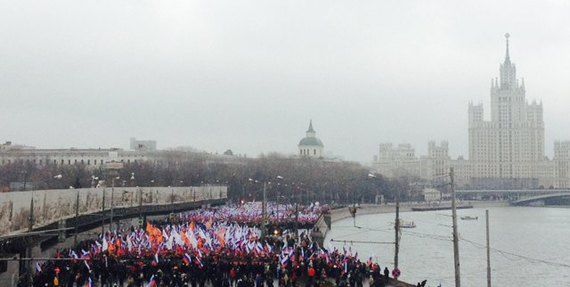 Das Erste: колличество флагов России на марше памяти Немцова говорит - это не пятая коллона