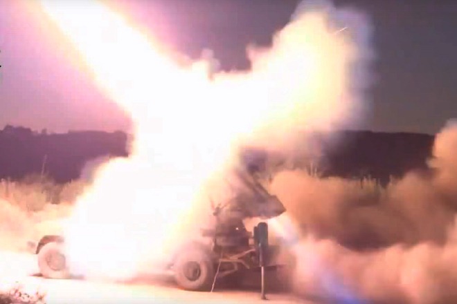 Сирийцы не стали ждать помощи США и принялись ровнять с землей российские базы из "Градов": видеофакт