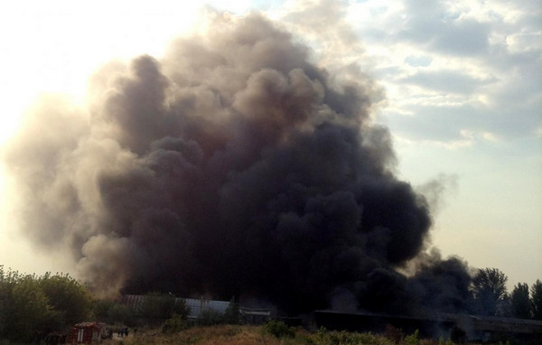 ​Черный химический дым накрыл половину Днепра: мощный пожар охватил склады с пластиком