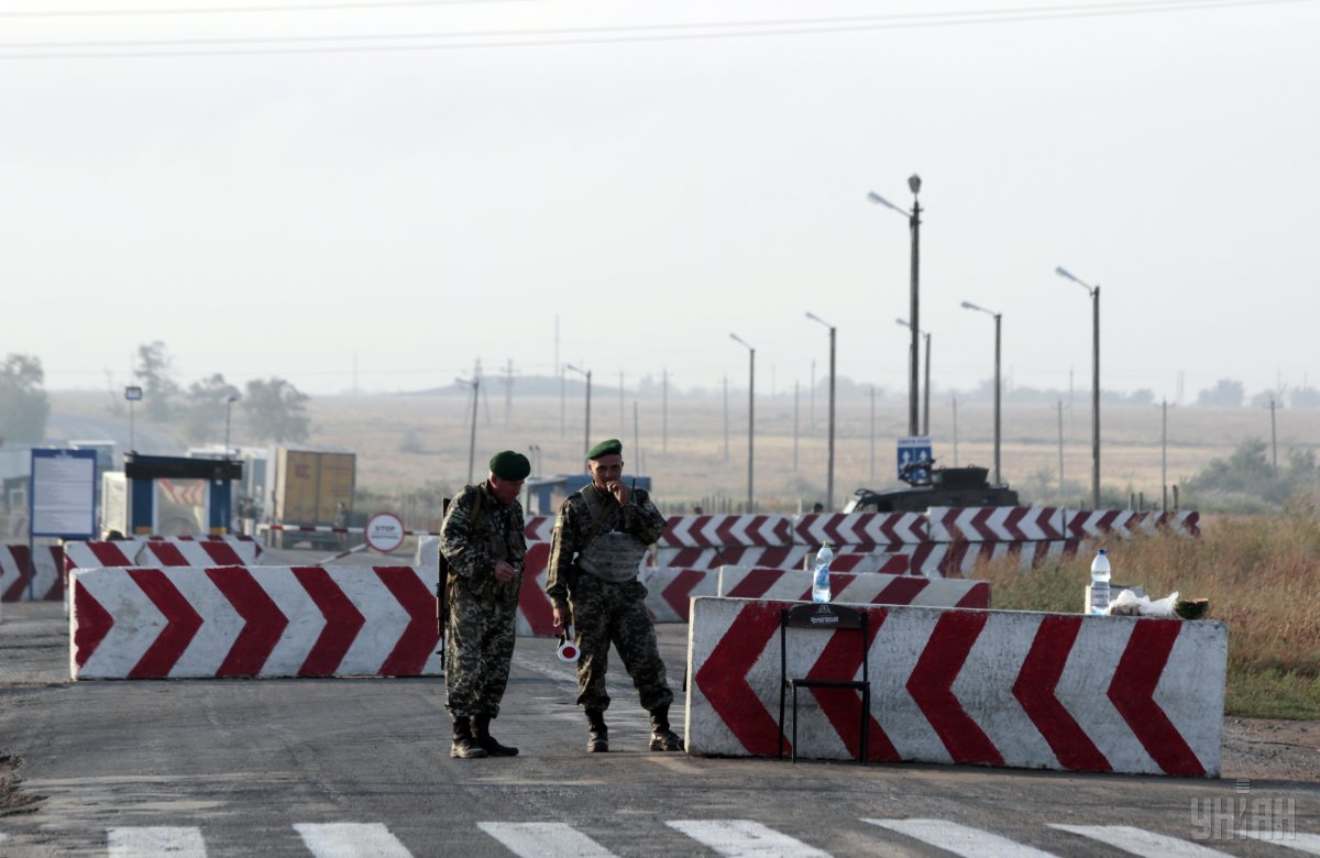 Админграница с Крымом окутана дымом: военные заблокировали проезд пожарным 